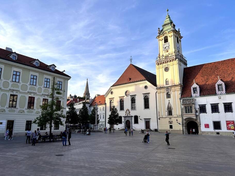 Luxurious And Royal Apartment In The Old Town Bratysława Zewnętrze zdjęcie